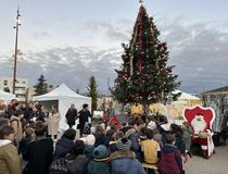 Lecture contée par la médiathèque sur la place Roumégoux avec le Père Noël - Agrandir l'image, .JPEG 1,3 Mo (fenêtre modale)