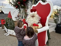 Le Père Noël qui distribue des bonbons aux enfants - Agrandir l'image, .JPEG 1,5 Mo (fenêtre modale)