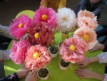 Fleurs en papier de soie réalisées par des enfants de 6 à 10 ans - Agrandir l'image, .JPG 665,3 Ko (fenêtre modale)