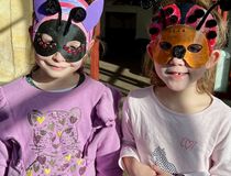 enfants qui posent avec leur masque de carnaval - Agrandir l'image, .JPG 194,4 Ko (fenêtre modale)