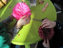 enfants en train de créer leur fleur en papier de soie - Agrandir l'image, .JPG 441,1 Ko (fenêtre modale)