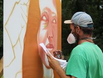 graffeur qui fait une œuvre à l'extérieur du Musée dans le cadre de l'expo street art - Agrandir l'image, .JPG 676,6 Ko (fenêtre modale)